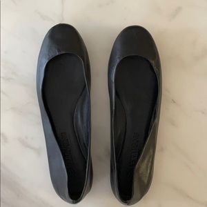 Vera Wang black leather ballet flat